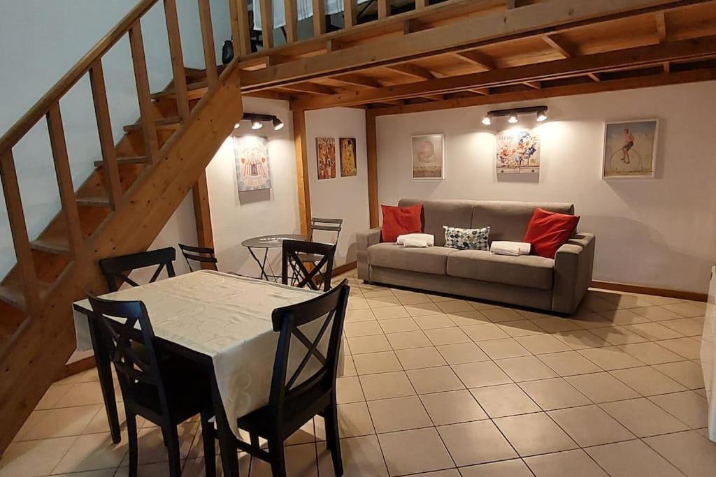 Gemelli Holidays -2 Easy Lofts, Groundfloor With Courtyard, Mezzanine Bedroom, Baby & Pet Friendly, Near Monte Mario Station Connecting To Center In 20 Minutes, 2 Steps From Bus, Groceries, Restaurants, Park, Cycle Path - Warm Guest Care In 4 Languag Exterior foto